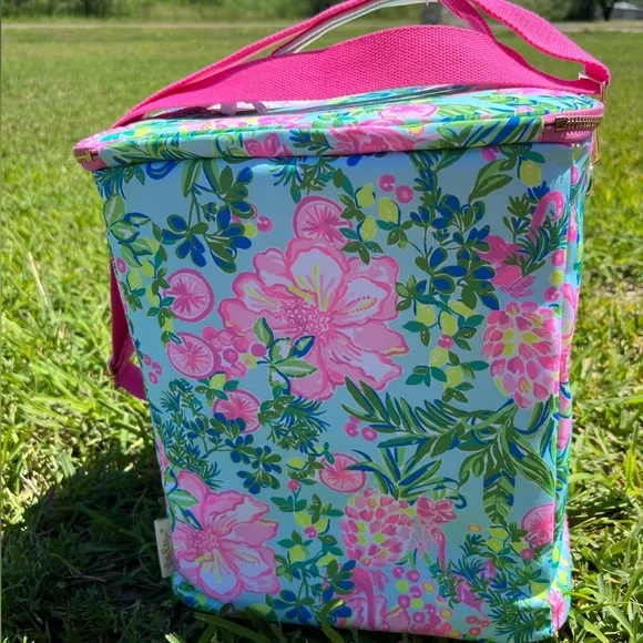 LILY PULITZER Pink and Blue cooler Vibrant Design - Picture 1 of 13